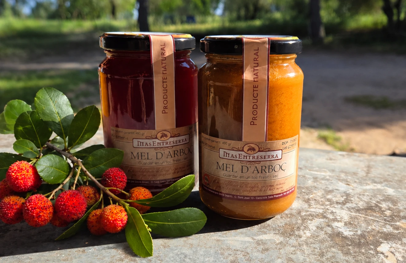 Textura cristal·litzada de la mel d'arboç pura Mas Entreserra